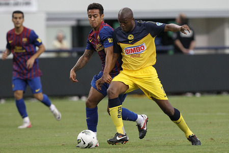 ARLINGTON, TX - AUGUST 06: Aguivaldo Mosquera #3 of Club America dribbles the ball past Thiago Alcantara #4 of FC Barcelona at Cowboys Stadium on August 6, 2011 in Arlington, Texas. <br /><br /><span class="help">(Photo by Ronald Martinez/Getty Images)</span>