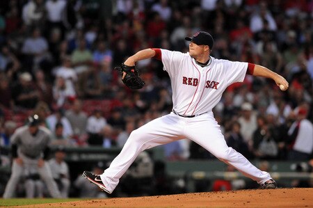 BOSTON, MA - SEPTEMBER 1:  Jon Lester #31 of the Boston Red Sox throws a pitch in the first inning against the New York Yankees at Fenway Park on September 1, 2011 in Boston, Massachusetts. <br /><br /><span class="help">(Photo by Darren McCollester/Getty Images)</span>