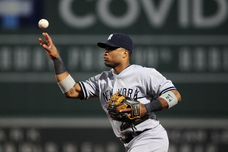 BOSTON, MA - SEPTEMBER 1:  Robinson Cano #24 of the New York Yankees throws to first base to end the second inning against the Boston Red Sox stops it at Fenway Park on September 1, 2011 in Boston, Massachusetts. <br /><br /><span class="help">(Photo by Darren McCollester/Getty Images)</span>