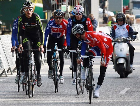 COPENHAGEN, DENMARK - SEPTEMBER 22:  Mark Cavendish of Great Britain looks back at Bradley Wiggins and Geraint Thomas as they ride up the finishing straight of the UCI Road World Championships course on September 22, 2011 in Copenhagen, Denmark.  <br /><br /><span class="help">(Photo by Bryn Lennon/Getty Images)</span>