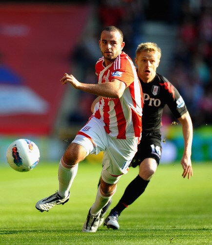 STOKE ON TRENT, ENGLAND - OCTOBER 15: Marc Wilson of Stoke City battels with Damien Duff of Fulham during the Barclays Premier League match between Stoke City and Fulham at Britannia Stadium on October 15, 2011 in Stoke on Trent, England.  <br /><br /><span class="help">(Photo by Laurence Griffiths/Getty Images)</span>