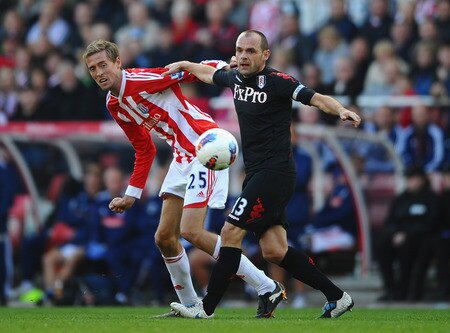 STOKE ON TRENT, ENGLAND - OCTOBER 15:  Peter Crouch of Stokebattles with Danny Murphy of Fulham during the Barclays Premier League match between Stoke City and Fulham at Britannia Stadium on October 15, 2011 in Stoke on Trent, England.  <br /><br /><span class="help">(Photo by Laurence Griffiths/Getty Images)</span>