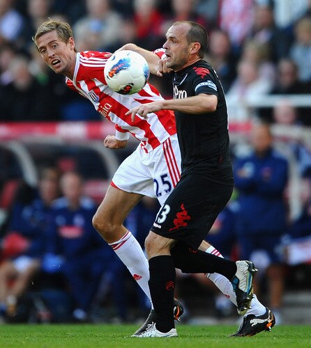 STOKE ON TRENT, ENGLAND - OCTOBER 15:  Peter Crouch of Stokebattles with Danny Murphy of Fulham during the Barclays Premier League match between Stoke City and Fulham at Britannia Stadium on October 15, 2011 in Stoke on Trent, England.  <br /><br /><span class="help">(Photo by Laurence Griffiths/Getty Images)</span>