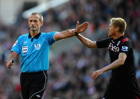 STOKE ON TRENT, ENGLAND - OCTOBER 15: Damien Duff of Fulham grabs the arm of Referee Martin Atkinson to earn himself a yellow card during the Barclays Premier League match between Stoke City and Fulham at Britannia Stadium on October 15, 2011 in Stoke on Trent, England.  <br /><br /><span class="help">(Photo by Laurence Griffiths/Getty Images)</span>