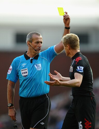 STOKE ON TRENT, ENGLAND - OCTOBER 15:  Damien Duff of Fulham grabs the arm of Referee Martin Atkinson to earn himself a yellow card during the Barclays Premier League match between Stoke City and Fulham at Britannia Stadium on October 15, 2011 in Stoke on Trent, England.  <br /><br /><span class="help">(Photo by Laurence Griffiths/Getty Images)</span>