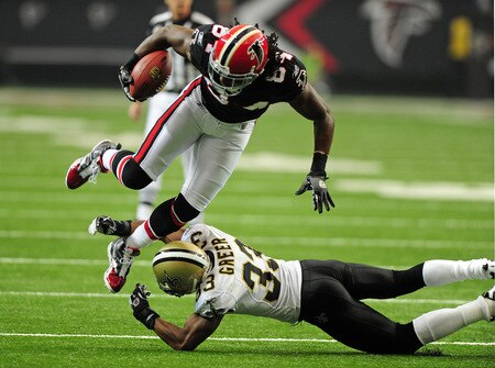 ATLANTA, GA - NOVEMBER 13: Roddy White #84 of the Atlanta Falcons runs with a catch against Jabari Greer #33 of the New Orleans Saints at the Georgia Dome on November 13, 2011 in Atlanta, Georgia. <br /><br /><span class="help">(Photo by Scott Cunningham/Getty Images)</span>