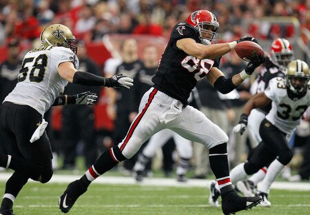 ATLANTA, GA - NOVEMBER 13:  Tony Gonzalez #88 of the Atlanta Falcons pulls in this reception against Scott Shanle #58 of the New Orleans Saints at Georgia Dome on November 13, 2011 in Atlanta, Georgia.  <br /><br /><span class="help">(Photo by Kevin C. Cox/Getty Images)</span>
