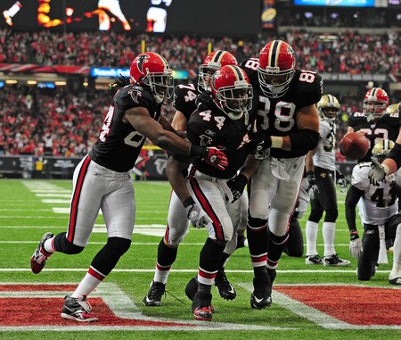 ATLANTA, GA - NOVEMBER 13: Jason Snelling #44 of the Atlanta Falcons is congratulated by teammates after scoring a 3rd period touchdown against the New Orleans Saints at the Georgia Dome on November 13, 2011 in Atlanta, Georgia. <br /><br /><span class="help">(Photo by Scott Cunningham/Getty Images)</span>