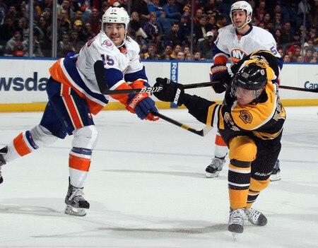 UNIONDALE, NY - NOVEMBER 19: Chris Kelly #23 of the Boston Bruins scores against the New York Islanders at 18:45 of the first period at the Nassau Veterans Memorial Coliseum on November 19, 2011 in Uniondale, New York.  <br /><br /><span class="help">(Photo by Bruce Bennett/Getty Images)</span>