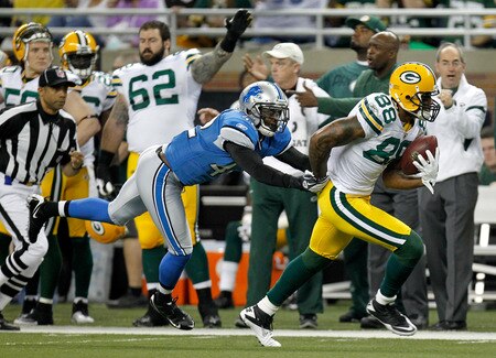 DETROIT, MI - NOVEMBER 24:  Tight end Jermichael Finley #88 of the Green Bay Packers runs past Amari Spievey #42 of the Detroit Lions in the second quarter during the Thanksgiving Day game at Ford Field on November 24, 2011 in Detroit, Michigan. The play would be called back for a penalty.  <br /><br /><span class="help">(Photo by Gregory Shamus/Getty Images)</span>