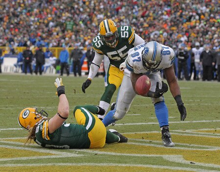GREEN BAY, WI - JANUARY 01:  Brandon Pettigrew #87 of the Detroit Lions drops the ball in the end zone under pressure from A.J. Hawk #50 and Desmond Bishop #55 of the Green Bay Packers at Lambeau Field on January 1, 2012 in Green Bay, Wisconsin. The Packers defeated the Lions 45-41.  <br /><br /><span class="help">(Photo by Jonathan Daniel/Getty Images)</span>