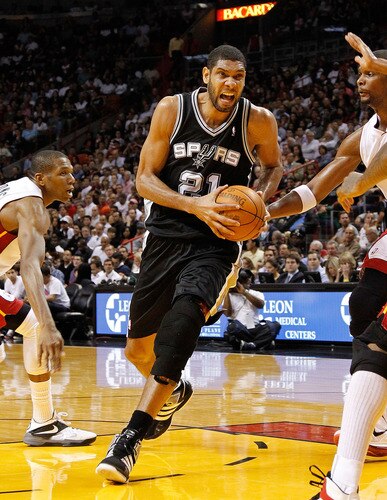 MIAMI, FL - JANUARY 17:  Tim Duncan #21 of the San Antonio Spurs drives to the basket during a game against the Miami Heat at American Airlines Arena on January 17, 2012 in Miami, Florida. <br /><br /><span class="help">(Photo by Mike Ehrmann/Getty Images)</span>