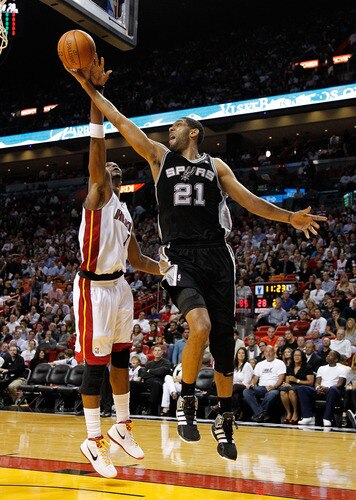 MIAMI, FL - JANUARY 17:  Tim Duncan #21 of the San Antonio Spurs drives to the basket during a game against Chris Bosh #1 of the Miami Heat at American Airlines Arena on January 17, 2012 in Miami, Florida. <br /><br /><span class="help">(Photo by Mike Ehrmann/Getty Images)</span>