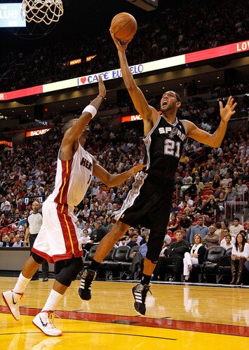 MIAMI, FL - JANUARY 17:  Tim Duncan #21 of the San Antonio Spurs drives to the basket during a game against Chris Bosh #1 of the Miami Heat at American Airlines Arena on January 17, 2012 in Miami, Florida. <br /><br /><span class="help">(Photo by Mike Ehrmann/Getty Images)</span>