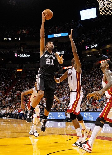 MIAMI, FL - JANUARY 17:  Tim Duncan #21 of the San Antonio Spurs drives to the basket during a game against Chris Bosh #1 of the Miami Heat at American Airlines Arena on January 17, 2012 in Miami, Florida. <br /><br /><span class="help">(Photo by Mike Ehrmann/Getty Images)</span>