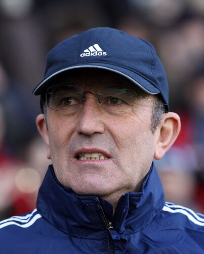 LONDON, ENGLAND - FEBRUARY 11:  Stoke City manager Tony Pulis looks on during the Barclays Premier League match between Fulham and Stoke City at Craven Cottage on February 11, 2012 in London, England.  <br /><br /><span class="help">(Photo by Ian Walton/Getty Images)</span>
