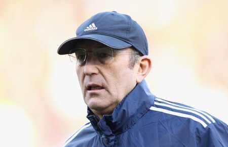 LONDON, ENGLAND - FEBRUARY 11:  Stoke City manager Tony Pulis looks on during the Barclays Premier League match between Fulham and Stoke City at Craven Cottage on February 11, 2012 in London, England.  <br /><br /><span class="help">(Photo by Ian Walton/Getty Images)</span>