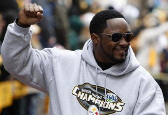 PITTSBURGH - FEBRUARY 03:  Head coach Mike Tomlin of the Pittsburgh Steelers acknowleges the crowd during a parade to celebrate winning Super Bowl XLIII on February 3, 2009 in Pittsburgh, Pennsylvania.  (Photo by Gregory Shamus/Getty Images)