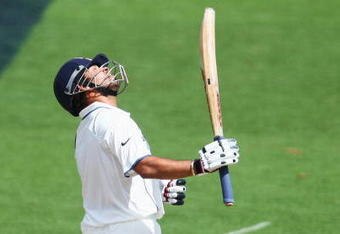 HAMILTON, NEW ZEALAND - MARCH 20:  Sachin Tendulkar of India raises his bat at looks skyward after scoring 150 runs during day three of the First Test match between New Zealand and India at Seddon Park on March 20, 2009 in Hamilton, New Zealand.  (Photo by Sandra Mu/Getty Images)