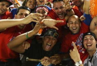 SAN JUAN, PUERTO RICO - MARCH 11:  Fans of Puerto Rico cheer against The Netherlands during the 2009 World Baseball Classic Pool D match on March 11, 2009 at Hiram Bithorn Stadium in San Juan, Puerto Rico.  (Photo by Al Bello/Getty Images)