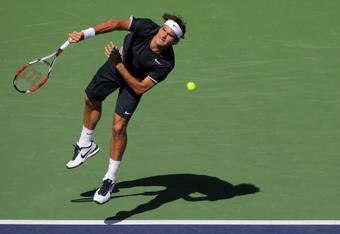 INDIAN WELLS, CA - MARCH 21:  Roger Federer of Switzerland serves to Andy Murray of Great Britain in the semifinal match of the BNP Paribas Open on March 21, 2009 at the Indian Wells Tennis Garden in Indian Wells, California.  (Photo by Matthew Stockman/Getty Images)