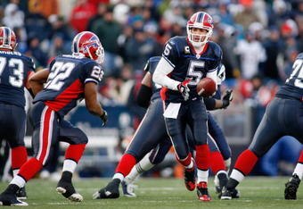 ORCHARD PARK, NY - DECEMBER 28:  Trent Edwards #5 of the Buffalo Bills looks to hand off to Fred Jackson #22 during the game against the New England Patriots on December 28, 2008 at Ralph Wilson Stadium in Orchard Park, New York. (Photo by Rick Stewart/Getty Images)
