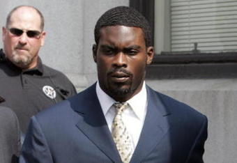 RICHMOND, VA - AUGUST 27:  Atlanta Falcons quarterback Michael Vick (R) leaves federal court August 27, 2007 in Richmond, Viriginia. Vick pleaded guilty to a federal dogfighting charge.  (Photo by Steve Helber-Pool/Getty Images)