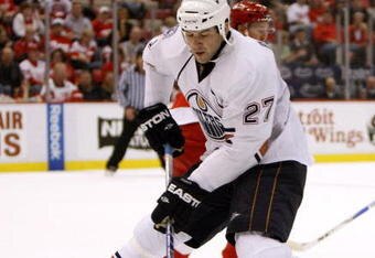 DETROIT - FEBRUARY 07: Dustin Penner #27 of the Edmonton Oilers tries to control the puck during the third period while playing the Detroit Red Wings on February 7, 2009 at Joe Louis Arena in Detroit, Michigan.  (Photo by Gregory Shamus/Getty Images)