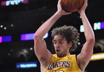 LOS ANGELES, CA - FEBRUARY 26:  Pau Gasol #16 of the Los Angeles Lakers rebounds the ball during the NBA game against the Phoenix Suns at Staples Center on February 26, 2009 in Los Angeles, California.  The Lakers defeated the Suns 132-106.  NOTE TO USER: User expressly acknowledges and agrees that, by downloading and or using this Photograph, user is consenting to the terms and conditions of the Getty Images License Agreement.  (Photo by Christian Petersen/Getty Images)