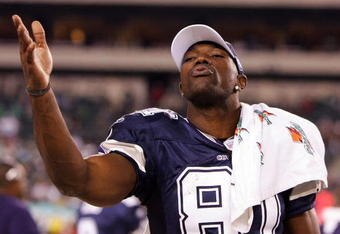 PHILADELPHIA - NOVEMBER 04:  Terrell Owens #81 of the Dallas Cowboys blows a kiss to heckling fans of the Philadelphia Eagles late in their game on November 4, 2007 at Lincoln Financial Field in Philadelphia, Pennsylvania.  (Photo by Jim McIsaac/Getty Images)