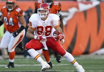 CINCINNATI - DECEMBER 28:  Tony Gonzalez #88 of the Kansas City Chiefs carries the ball during the NFL game against the Cincinnati Bengals on December 28, 2008 at Paul Brown Stadium in Cincinnati, Ohio.  (Photo by Andy Lyons/Getty Images)