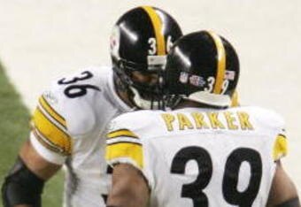 DETROIT - FEBRUARY 05:  Running back Willie Parker #39 of the Pittsburgh Steelers celebrates with Jerome Bettis #36 after scoring on a Super Bowl record 75 yard touchdown run in the third quarter against the Seattle Seahawks in Super Bowl XL at Ford Field on February 5, 2006 in Detroit, Michigan.  (Photo by Elsa/Getty Images)