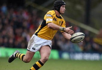 WATFORD, UNITED KINGDOM - MARCH 29:  Danny Cipriani of Wasps passes the ballduring the Guinness Premiership match between Saracens and London Wasps at Vicarage Road on March 29, 2009 in Watford, England.  (Photo by David Rogers/Getty Images)