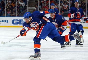 UNIONDALE, NY - MARCH 08:  Kyle Okposo #21 of the New York Islanders skates against the Phoenix Coyotes on March 8, 2009 at Nassau Coliseum in Uniondale, New York. The Isles defeated the Coyotes 3-2.  (Photo by Jim McIsaac/Getty Images)