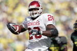 EUGENE, OR - SEPTEMBER 16: Adrian Peterson #28 of the Oklahoma Sooners runs against the Oregon Ducks on September 16, 2006 at Autzen Stadium in Eugene, Oregon. (Photo by Jonathan Ferrey/Getty Images)