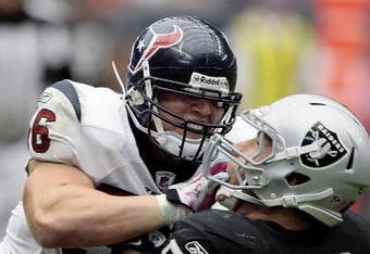 HOUSTON - OCTOBER 04:  Linebacker Brian Cushing #56 of the Houston Texans delivers a hard hit to tight-end Zach Miller #80 of the Oakland Raiders at Reliant Stadium on October 4, 2009 in Houston, Texas.  (Photo by Bob Levey/Getty Images)