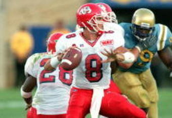 9 Sep 2000:  Quarterback David Carr #8 of the Fresno State Bulldogs looks to pass the ball during the game against the UCLA Bruins at the Rose Bowl in Pasadena, California. The Bruins defeated the Bulldogs 24-21.Mandatory Credit: Stephen Dunn  /Allsport