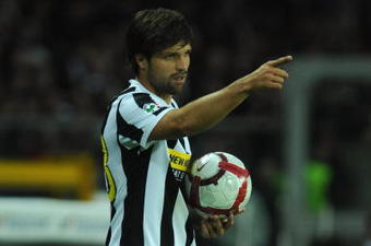 TURIN, ITALY - OCTOBER 17:  Ribas Da Cunha Diego of Juventus FC issues instructions during the Serie A match between Juventus FC and ACF Fiorentina at Olimpico Stadium on October 17, 2009 in Turin, Italy.  (Photo by Valerio Pennicino/Getty Images)