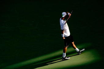 SHANGHAI, CHINA - OCTOBER 14:  Lleyton Hewitt of Australia wipes his forehead between points against Gael Monfils of France during the 2009 Shanghai ATP Masters 1000 at Qi Zhong Tennis Centre on October 14, 2009 in Shanghai, China.  (Photo by Matthew Stockman/Getty Images)