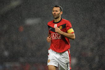 MANCHESTER, ENGLAND - SEPTEMBER 30:   Ryan Giggs of Manchester United in action during the UEFA Champions League Group B match between Manchester United and VfL Wolfsburg at Old Trafford on September 30, 2009 in Manchester, England.  (Photo by Laurence Griffiths/Getty Images)