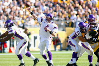 PITTSBURGH - OCTOBER 25:  Brett Favre #4 of the Minnesota Vikings throws against the Pittsburgh Steelers at Heinz Field on October 25, 2009 in Pittsburgh, Pennsylvania. Pittsburgh won 27-17. (Photo by Rick Stewart/Getty Images)