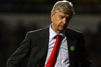 LONDON, ENGLAND - OCTOBER 25:  Arsenal manager Arsene Wenger reacts during the Barclays Premier League match between West Ham United and Arsenal at Boleyn Ground on October 25, 2009 in London, England.  (Photo by Clive Rose/Getty Images)