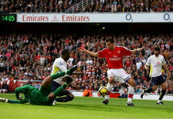 LONDON, ENGLAND - OCTOBER 31:  Robin Van Persie of Arsenal scores the third goal during the Barclays Premier League match between Arsenal and Tottenham Hotspur at the Emirates Stadium on October 31, 2009 in London, England.  (Photo by Shaun Botterill/Getty Images)