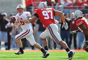 COLUMBUS, OH - OCTOBER 10:  Quarterback Scott Tolzien #16 of the Wisconsin Badgers runs with the ball against the Ohio State Buckeyes at Ohio Stadium on October 10, 2009 in Columbus, Ohio.  (Photo by Jamie Sabau/Getty Images)