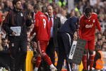 LONDON, ENGLAND - OCTOBER 31:  Rafael Benitez of Liverpool substitutes Fernando Torres during the Barclays Premier League match between Fulham and Liverpool at Craven Cottage on October 31, 2009 in London, England.  (Photo by Clive Rose/Getty Images)