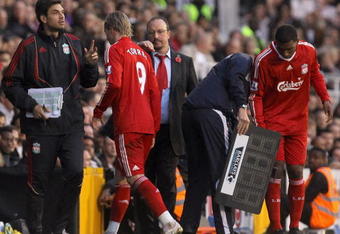 LONDON, ENGLAND - OCTOBER 31:  Rafael Benitez of Liverpool substitutes Fernando Torres during the Barclays Premier League match between Fulham and Liverpool at Craven Cottage on October 31, 2009 in London, England.  (Photo by Clive Rose/Getty Images)