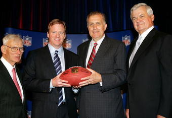 NORTHBROOK, IL - AUGUST 08:  (L-R) Dan Rooney, owner of the Pittsburgh Steelers, new commissioner Roger Goodell, outgoing NFL commissioner Paul Tagliabue and Jerry Richardson, owner of the Carolina Panthers, pose following a press conference announcing the selection of Goodell to be the new NFL commissioner during the NFL owners meeting on August 8, 2006 at the Renaissance Hotel in Northbrook, Illinois.  (Photo by Jonathan Daniel/Getty Images)