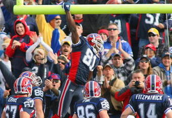 ORCHARD PARK, NY - NOVEMBER 01: Terrell Owens #81  of the Buffalo Bills dunks on the crossbar after scoring Buffalo's only touchdown against the Houston Texans  at Ralph Wilson Stadium on November 1, 2009 in Orchard Park, New York. Houston won 31-10. (Photo by Rick Stewart/Getty Images)