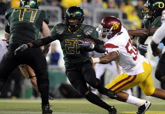 EUGENE, OR - OCTOBER 31: Running back LaMichael James #21 of the Oregon Ducks breaks through the line for a good gain in the third quarter of the game against the USC Trojans at Autzen Stadium on October 31, 2009 in Eugene, Oregon. James ran for 183 yards and a score as the Ducks upset the Trojans 47-20. (Photo by Steve Dykes/Getty Images)