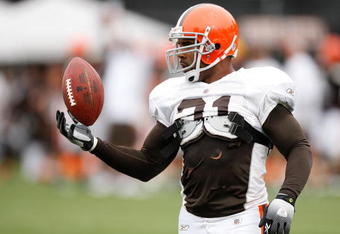 BEREA, OH - AUGUST 07: Jamal Lewis #31 of the Cleveland Browns flips the ball in the air during training camp at the Cleveland Browns Training and Administrative Complex on August 7, 2009 in Berea, Ohio.  (Photo by Gregory Shamus/Getty Images)